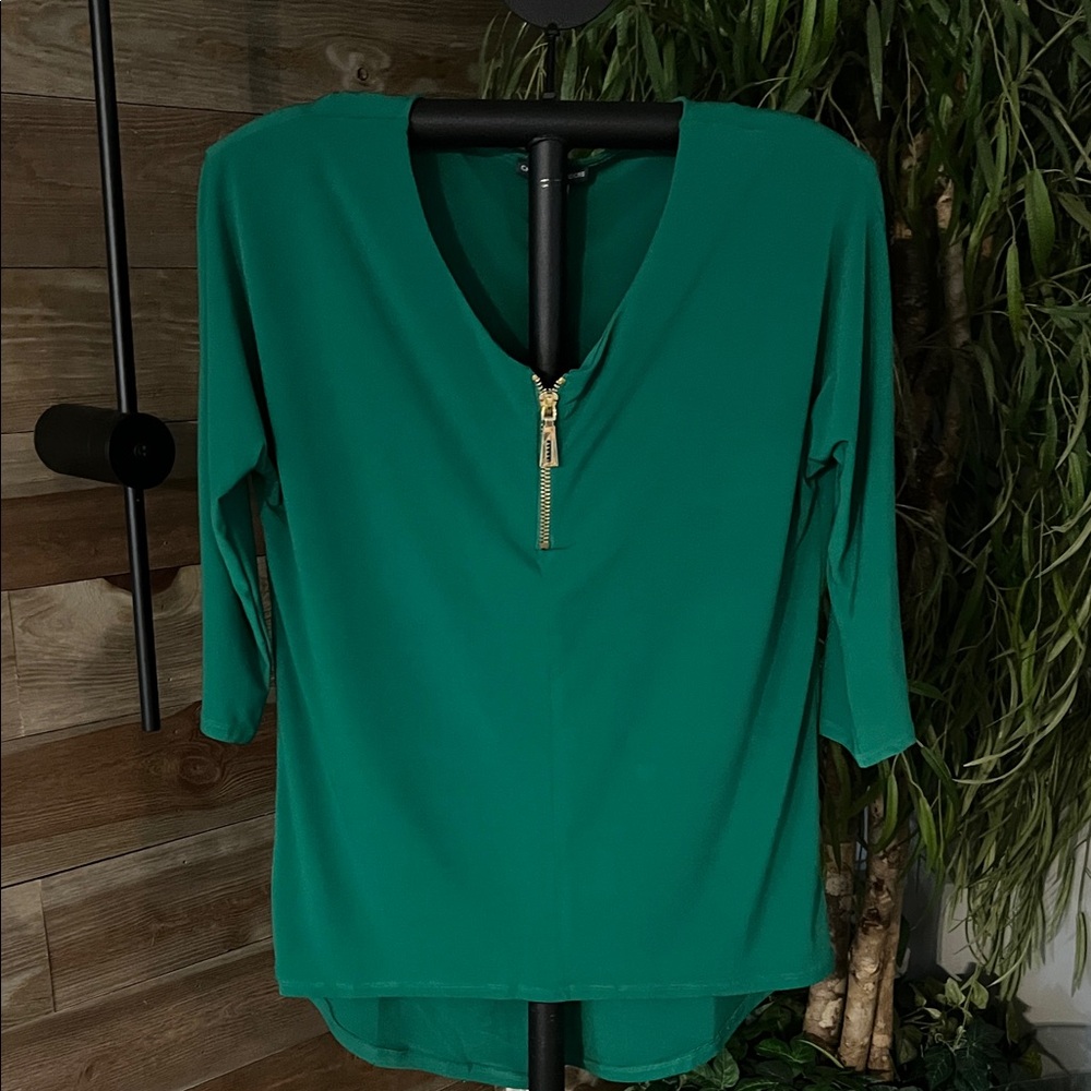 Chelsea & Theodore 3/4 sleeve knit zip front top  Grass green color L